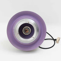 Carl Thoreがデザインし、Granhaga社より発表された直径28cmのペンダントライトです。アルミ製のシェードを幾重にも重ねた構造が特徴で、点灯すると隙間から柔らかな光が漏れ、独特の陰影と奥行きを生み出します。外側はシルバー、内側には紫がかった色味が施され、消灯時と点灯時で異なる表情を楽しめます。モダンでありながら温かみのある北欧らしい光のデザインは、ダイニングやリビングの照明として空間にアクセントを与えます。ビンテージならではの存在感を放つ希少な一品です。