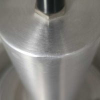 Carl Thoreがデザインし、Granhaga社より発表された直径28cmのペンダントライトです。アルミ製のシェードを幾重にも重ねた構造が特徴で、点灯すると隙間から柔らかな光が漏れ、独特の陰影と奥行きを生み出します。外側はシルバー、内側には紫がかった色味が施され、消灯時と点灯時で異なる表情を楽しめます。モダンでありながら温かみのある北欧らしい光のデザインは、ダイニングやリビングの照明として空間にアクセントを与えます。ビンテージならではの存在感を放つ希少な一品です。