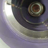 Carl Thoreがデザインし、Granhaga社より発表された直径28cmのペンダントライトです。アルミ製のシェードを幾重にも重ねた構造が特徴で、点灯すると隙間から柔らかな光が漏れ、独特の陰影と奥行きを生み出します。外側はシルバー、内側には紫がかった色味が施され、消灯時と点灯時で異なる表情を楽しめます。モダンでありながら温かみのある北欧らしい光のデザインは、ダイニングやリビングの照明として空間にアクセントを与えます。ビンテージならではの存在感を放つ希少な一品です。