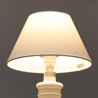 Sidse Werner(シセ・ヴェルナー)がデザインし、Holmegaard(ホルムガード)より製造されたテーブルランプ「Apoteker」です。高さ29cmと小ぶりなサイズで、艶やかなホワイトガラスのベースが柔らかな印象を与えます。リネンシェードを通した光は優しく拡散し、ナチュラルな雰囲気を演出。シンプルでありながら彫刻的なフォルムが存在感を放ち、ベッドサイドやデスク、リビングのサイドテーブルなど様々な空間で活躍します。北欧デザインの温もりを感じられるビンテージ照明です。