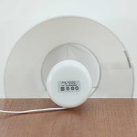 Sidse Werner(シセ・ヴェルナー)がデザインし、Holmegaard(ホルムガード)より製造されたテーブルランプ「Apoteker」です。高さ29cmと小ぶりなサイズで、艶やかなホワイトガラスのベースが柔らかな印象を与えます。リネンシェードを通した光は優しく拡散し、ナチュラルな雰囲気を演出。シンプルでありながら彫刻的なフォルムが存在感を放ち、ベッドサイドやデスク、リビングのサイドテーブルなど様々な空間で活躍します。北欧デザインの温もりを感じられるビンテージ照明です。