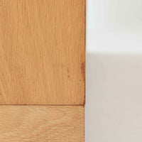 Borge Mogensenがデザインし、Karl Andersson & Sonerが製作した幅135cmのブックシェルフです。上質なオーク材を用いた無駄のない直線的な構成が特徴で、中央の仕切りにより整然とした収納を実現しています。固定棚による堅牢な構造は、日常使いの書籍や資料をしっかりと支え、空間に落ち着いた存在感をもたらします。素材の質感を活かした端正な佇まいは、リビングや書斎、オフィスにも自然に馴染み、北欧ビンテージならではの実直な美しさと経年変化の魅力を感じられる一品です。