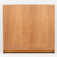 Borge Mogensenがデザインし、Karl Andersson & Sonerが製作した幅135cmのブックシェルフです。上質なオーク材を用いた無駄のない直線的な構成が特徴で、中央の仕切りにより整然とした収納を実現しています。固定棚による堅牢な構造は、日常使いの書籍や資料をしっかりと支え、空間に落ち着いた存在感をもたらします。素材の質感を活かした端正な佇まいは、リビングや書斎、オフィスにも自然に馴染み、北欧ビンテージならではの実直な美しさと経年変化の魅力を感じられる一品です。