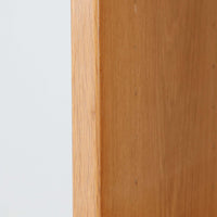 Borge Mogensenがデザインし、Karl Andersson & Sonerが製作した幅135cmのブックシェルフです。上質なオーク材を用いた無駄のない直線的な構成が特徴で、中央の仕切りにより整然とした収納を実現しています。固定棚による堅牢な構造は、日常使いの書籍や資料をしっかりと支え、空間に落ち着いた存在感をもたらします。素材の質感を活かした端正な佇まいは、リビングや書斎、オフィスにも自然に馴染み、北欧ビンテージならではの実直な美しさと経年変化の魅力を感じられる一品です。