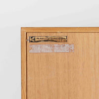 Borge Mogensenがデザインし、Karl Andersson & Sonerが製作した幅135cmのブックシェルフです。上質なオーク材を用いた無駄のない直線的な構成が特徴で、中央の仕切りにより整然とした収納を実現しています。固定棚による堅牢な構造は、日常使いの書籍や資料をしっかりと支え、空間に落ち着いた存在感をもたらします。素材の質感を活かした端正な佇まいは、リビングや書斎、オフィスにも自然に馴染み、北欧ビンテージならではの実直な美しさと経年変化の魅力を感じられる一品です。