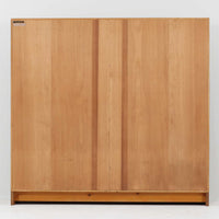 Borge Mogensenがデザインし、Karl Andersson & Sonerが製作した幅135cmのブックシェルフです。上質なオーク材を用いた無駄のない直線的な構成が特徴で、中央の仕切りにより整然とした収納を実現しています。固定棚による堅牢な構造は、日常使いの書籍や資料をしっかりと支え、空間に落ち着いた存在感をもたらします。素材の質感を活かした端正な佇まいは、リビングや書斎、オフィスにも自然に馴染み、北欧ビンテージならではの実直な美しさと経年変化の魅力を感じられる一品です。