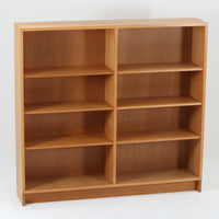 Borge Mogensenがデザインし、Karl Andersson & Sonerが製作した幅135cmのブックシェルフです。上質なオーク材を用いた無駄のない直線的な構成が特徴で、中央の仕切りにより整然とした収納を実現しています。固定棚による堅牢な構造は、日常使いの書籍や資料をしっかりと支え、空間に落ち着いた存在感をもたらします。素材の質感を活かした端正な佇まいは、リビングや書斎、オフィスにも自然に馴染み、北欧ビンテージならではの実直な美しさと経年変化の魅力を感じられる一品です。