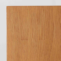 Borge Mogensenがデザインし、Karl Andersson & Sonerが製作した幅135cmのブックシェルフです。上質なオーク材を用いた無駄のない直線的な構成が特徴で、中央の仕切りにより整然とした収納を実現しています。固定棚による堅牢な構造は、日常使いの書籍や資料をしっかりと支え、空間に落ち着いた存在感をもたらします。素材の質感を活かした端正な佇まいは、リビングや書斎、オフィスにも自然に馴染み、北欧ビンテージならではの実直な美しさと経年変化の魅力を感じられる一品です。