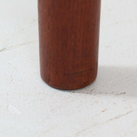 Borge MogensenがSoborg Mobler社のためにデザインしたModel 130の両袖デスクです。良質なチーク材を全面に使用した仕様は珍しく、温かみと重厚感を兼ね備えています。右側には3杯の引き出し、左側には1杯の深型引き出しを備えた構成もスタンダードな3段+2段タイプとは異なる希少なディテールです。幅146cmと程よいサイズ感で、書斎やオフィスに取り入れやすく、実用性と存在感を兼ね備えています。直線的で力強いフォルムはモーエンセンらしい機能美を体現し、経年により深みを増したチーク材の風合いが空間に格調を添えるビンテージデスクです。