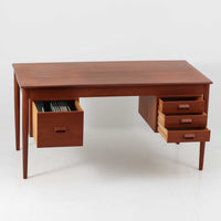 Borge MogensenがSoborg Mobler社のためにデザインしたModel 130の両袖デスクです。良質なチーク材を全面に使用した仕様は珍しく、温かみと重厚感を兼ね備えています。右側には3杯の引き出し、左側には1杯の深型引き出しを備えた構成もスタンダードな3段+2段タイプとは異なる希少なディテールです。幅146cmと程よいサイズ感で、書斎やオフィスに取り入れやすく、実用性と存在感を兼ね備えています。直線的で力強いフォルムはモーエンセンらしい機能美を体現し、経年により深みを増したチーク材の風合いが空間に格調を添えるビンテージデスクです。