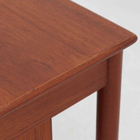 Borge MogensenがSoborg Mobler社のためにデザインしたModel 130の両袖デスクです。良質なチーク材を全面に使用した仕様は珍しく、温かみと重厚感を兼ね備えています。右側には3杯の引き出し、左側には1杯の深型引き出しを備えた構成もスタンダードな3段+2段タイプとは異なる希少なディテールです。幅146cmと程よいサイズ感で、書斎やオフィスに取り入れやすく、実用性と存在感を兼ね備えています。直線的で力強いフォルムはモーエンセンらしい機能美を体現し、経年により深みを増したチーク材の風合いが空間に格調を添えるビンテージデスクです。