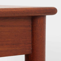 Borge MogensenがSoborg Mobler社のためにデザインしたModel 130の両袖デスクです。良質なチーク材を全面に使用した仕様は珍しく、温かみと重厚感を兼ね備えています。右側には3杯の引き出し、左側には1杯の深型引き出しを備えた構成もスタンダードな3段+2段タイプとは異なる希少なディテールです。幅146cmと程よいサイズ感で、書斎やオフィスに取り入れやすく、実用性と存在感を兼ね備えています。直線的で力強いフォルムはモーエンセンらしい機能美を体現し、経年により深みを増したチーク材の風合いが空間に格調を添えるビンテージデスクです。