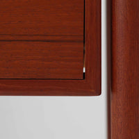 Borge MogensenがSoborg Mobler社のためにデザインしたModel 130の両袖デスクです。良質なチーク材を全面に使用した仕様は珍しく、温かみと重厚感を兼ね備えています。右側には3杯の引き出し、左側には1杯の深型引き出しを備えた構成もスタンダードな3段+2段タイプとは異なる希少なディテールです。幅146cmと程よいサイズ感で、書斎やオフィスに取り入れやすく、実用性と存在感を兼ね備えています。直線的で力強いフォルムはモーエンセンらしい機能美を体現し、経年により深みを増したチーク材の風合いが空間に格調を添えるビンテージデスクです。