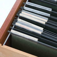 Borge MogensenがSoborg Mobler社のためにデザインしたModel 130の両袖デスクです。良質なチーク材を全面に使用した仕様は珍しく、温かみと重厚感を兼ね備えています。右側には3杯の引き出し、左側には1杯の深型引き出しを備えた構成もスタンダードな3段+2段タイプとは異なる希少なディテールです。幅146cmと程よいサイズ感で、書斎やオフィスに取り入れやすく、実用性と存在感を兼ね備えています。直線的で力強いフォルムはモーエンセンらしい機能美を体現し、経年により深みを増したチーク材の風合いが空間に格調を添えるビンテージデスクです。