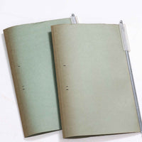 Borge MogensenがSoborg Mobler社のためにデザインしたModel 130の両袖デスクです。良質なチーク材を全面に使用した仕様は珍しく、温かみと重厚感を兼ね備えています。右側には3杯の引き出し、左側には1杯の深型引き出しを備えた構成もスタンダードな3段+2段タイプとは異なる希少なディテールです。幅146cmと程よいサイズ感で、書斎やオフィスに取り入れやすく、実用性と存在感を兼ね備えています。直線的で力強いフォルムはモーエンセンらしい機能美を体現し、経年により深みを増したチーク材の風合いが空間に格調を添えるビンテージデスクです。