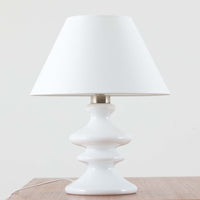 Per Lutken(ペア・ルッケン)によるデザイン、Holmegaard(ホルムガード)製のテーブルランプ「Mary」です。高さ44cmの存在感あるサイズで、滑らかな曲線を描くホワイトガラスのベースは柔らかい光沢を放ち、北欧らしい洗練された印象を与えます。シンプルなリネンシェードを通した光は温かみのある雰囲気を演出し、リビングやベッドサイドに心地よい灯りを添えます。北欧モダンデザインの魅力と職人技が息づくビンテージ照明です。