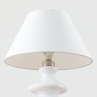 Per Lutken(ペア・ルッケン)によるデザイン、Holmegaard(ホルムガード)製のテーブルランプ「Mary」です。高さ44cmの存在感あるサイズで、滑らかな曲線を描くホワイトガラスのベースは柔らかい光沢を放ち、北欧らしい洗練された印象を与えます。シンプルなリネンシェードを通した光は温かみのある雰囲気を演出し、リビングやベッドサイドに心地よい灯りを添えます。北欧モダンデザインの魅力と職人技が息づくビンテージ照明です。