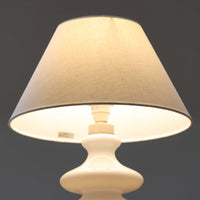 Per Lutken(ペア・ルッケン)によるデザイン、Holmegaard(ホルムガード)製のテーブルランプ「Mary」です。高さ44cmの存在感あるサイズで、滑らかな曲線を描くホワイトガラスのベースは柔らかい光沢を放ち、北欧らしい洗練された印象を与えます。シンプルなリネンシェードを通した光は温かみのある雰囲気を演出し、リビングやベッドサイドに心地よい灯りを添えます。北欧モダンデザインの魅力と職人技が息づくビンテージ照明です。