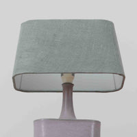 こちらのテーブルランプは、陶磁器ベースに淡いパープルやブルーを溶け合わせたような独特の釉薬表情が魅力で、ビンテージならではの柔らかなグラデーションが優しい存在感を放つ一品です。細く立ち上がる支柱にリネンシェードを組み合わせたシンプルな構造は安定感があり、点灯時にはシェード越しに温かく穏やかな光が広がります。高さ46cmと扱いやすいサイズで、ベッドサイドやリビングのサイドテーブルにも取り入れやすく、北欧らしい静かな色彩と経年の味わいを楽しめるビンテージ照明です。