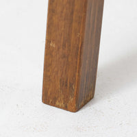 スウェーデン製のこちらのサイドチェストは、チーク材の美しい木目とビーチ材の脚部を組み合わせた軽やかな構成が魅力で、前板にあしらわれたゴールド色のメタルの取手が上品なアクセントを添える北欧ビンテージ品です。引き出しに加えて下段にはオープンシェルフが設けられ、ベッドサイドやリビングのサイドテーブルとして実用性高くお使いいただけます。細身のフレームでありながらしっかりとした造りで、経年により深まった木肌の風合いが空間に温かさと落ち着きをもたらす一台です。