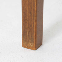 スウェーデン製のこちらのサイドチェストは、チーク材の美しい木目とビーチ材の脚部を組み合わせた軽やかな構成が魅力で、前板にあしらわれたゴールド色のメタルの取手が上品なアクセントを添える北欧ビンテージ品です。引き出しに加えて下段にはオープンシェルフが設けられ、ベッドサイドやリビングのサイドテーブルとして実用性高くお使いいただけます。細身のフレームでありながらしっかりとした造りで、経年により深まった木肌の風合いが空間に温かさと落ち着きをもたらす一台です。