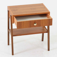 スウェーデン製のこちらのサイドチェストは、チーク材の美しい木目とビーチ材の脚部を組み合わせた軽やかな構成が魅力で、前板にあしらわれたゴールド色のメタルの取手が上品なアクセントを添える北欧ビンテージ品です。引き出しに加えて下段にはオープンシェルフが設けられ、ベッドサイドやリビングのサイドテーブルとして実用性高くお使いいただけます。細身のフレームでありながらしっかりとした造りで、経年により深まった木肌の風合いが空間に温かさと落ち着きをもたらす一台です。