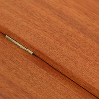 ハンス・J・ウェグナーが手がけ、Andreas Tuck社より製作されたAT33ソーイングテーブルは、天板を広げられる独創的な構造と実用性を兼ね備えた北欧ビンテージを代表する一台です。中央には引き出しと仕切り付き収納、下部にはラタンバスケットを備え、道具をすっきりと収められる設計が魅力。AT33は複数の素材構成で展開されたモデルですが、こちらは天板にチーク突板材、脚部にオーク無垢材を用いた仕様で、素材のコントラストと軽やかな佇まいが特徴です。異素材を巧みに組み合わせた構造と端正なプロポーションは、使うほどに職人技と経年変化の美しさを実感できます。