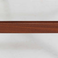 チーク材を用いた小ぶりなキャビネットは、直線を基調としつつ柔らかな丸みを持たせた側板と脚部のラインが印象的な北欧ビンテージ家具です。前板一枚で構成されたフラップ扉には掘り込み式の取っ手が設けられ、開閉時の所作も美しく、内部には実用的な収納棚を備えています。幅69cmと取り入れやすいサイズ感で、リビングや玄関、ベッドサイドの収納としても活躍し、経年により深みを増したチーク材の木目と職人技が静かな存在感を放つ一台です。