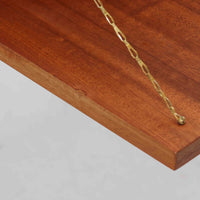 チーク材を用いた小ぶりなキャビネットは、直線を基調としつつ柔らかな丸みを持たせた側板と脚部のラインが印象的な北欧ビンテージ家具です。前板一枚で構成されたフラップ扉には掘り込み式の取っ手が設けられ、開閉時の所作も美しく、内部には実用的な収納棚を備えています。幅69cmと取り入れやすいサイズ感で、リビングや玄関、ベッドサイドの収納としても活躍し、経年により深みを増したチーク材の木目と職人技が静かな存在感を放つ一台です。