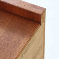 チーク材を用いた小ぶりなキャビネットは、直線を基調としつつ柔らかな丸みを持たせた側板と脚部のラインが印象的な北欧ビンテージ家具です。前板一枚で構成されたフラップ扉には掘り込み式の取っ手が設けられ、開閉時の所作も美しく、内部には実用的な収納棚を備えています。幅69cmと取り入れやすいサイズ感で、リビングや玄関、ベッドサイドの収納としても活躍し、経年により深みを増したチーク材の木目と職人技が静かな存在感を放つ一台です。