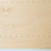 Poul Hundevadが手がけ、Hundevad & Coより製作されたキャビネットです。オーク材の端正な木目を活かしたフラットな扉構成と、細身のテーパードレッグが北欧モダンらしい軽やかさを演出します。内部は可動棚と可動式の浅型トレイを備え、書類や食器、小物まで用途に応じた整理が可能。天板下の構造や金物の収まりにも丁寧な作りが感じられ、長年の使用で深みを増した素材感がビンテージならではの魅力として空間に静かな存在感を添えます。