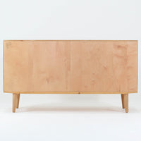 Poul Hundevadが手がけ、Hundevad & Coより製作されたキャビネットです。オーク材の端正な木目を活かしたフラットな扉構成と、細身のテーパードレッグが北欧モダンらしい軽やかさを演出します。内部は可動棚と可動式の浅型トレイを備え、書類や食器、小物まで用途に応じた整理が可能。天板下の構造や金物の収まりにも丁寧な作りが感じられ、長年の使用で深みを増した素材感がビンテージならではの魅力として空間に静かな存在感を添えます。