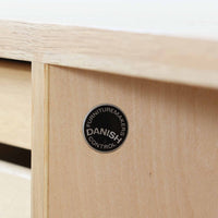 Poul Hundevadが手がけ、Hundevad & Coより製作されたキャビネットです。オーク材の端正な木目を活かしたフラットな扉構成と、細身のテーパードレッグが北欧モダンらしい軽やかさを演出します。内部は可動棚と可動式の浅型トレイを備え、書類や食器、小物まで用途に応じた整理が可能。天板下の構造や金物の収まりにも丁寧な作りが感じられ、長年の使用で深みを増した素材感がビンテージならではの魅力として空間に静かな存在感を添えます。