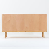 Poul Hundevadが手がけ、Hundevad & Coより製作されたキャビネットです。オーク材の端正な木目を活かしたフラットな扉構成と、細身のテーパードレッグが北欧モダンらしい軽やかさを演出します。内部は可動棚と可動式の浅型トレイを備え、書類や食器、小物まで用途に応じた整理が可能。天板下の構造や金物の収まりにも丁寧な作りが感じられ、長年の使用で深みを増した素材感がビンテージならではの魅力として空間に静かな存在感を添えます。