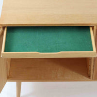 Poul Hundevadが手がけ、Hundevad & Coより製作されたキャビネットです。オーク材の端正な木目を活かしたフラットな扉構成と、細身のテーパードレッグが北欧モダンらしい軽やかさを演出します。内部は可動棚と可動式の浅型トレイを備え、書類や食器、小物まで用途に応じた整理が可能。天板下の構造や金物の収まりにも丁寧な作りが感じられ、長年の使用で深みを増した素材感がビンテージならではの魅力として空間に静かな存在感を添えます。