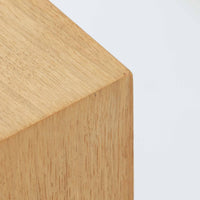 Poul Hundevadが手がけ、Hundevad & Coより製作されたキャビネットです。オーク材の端正な木目を活かしたフラットな扉構成と、細身のテーパードレッグが北欧モダンらしい軽やかさを演出します。内部は可動棚と可動式の浅型トレイを備え、書類や食器、小物まで用途に応じた整理が可能。天板下の構造や金物の収まりにも丁寧な作りが感じられ、長年の使用で深みを増した素材感がビンテージならではの魅力として空間に静かな存在感を添えます。