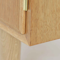 Poul Hundevadが手がけ、Hundevad & Coより製作されたキャビネットです。オーク材の端正な木目を活かしたフラットな扉構成と、細身のテーパードレッグが北欧モダンらしい軽やかさを演出します。内部は可動棚と可動式の浅型トレイを備え、書類や食器、小物まで用途に応じた整理が可能。天板下の構造や金物の収まりにも丁寧な作りが感じられ、長年の使用で深みを増した素材感がビンテージならではの魅力として空間に静かな存在感を添えます。