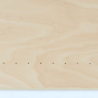 Poul Hundevadが手がけ、Hundevad & Coより製作されたキャビネットです。オーク材の端正な木目を活かしたフラットな扉構成と、細身のテーパードレッグが北欧モダンらしい軽やかさを演出します。内部は可動棚と可動式の浅型トレイを備え、書類や食器、小物まで用途に応じた整理が可能。天板下の構造や金物の収まりにも丁寧な作りが感じられ、長年の使用で深みを増した素材感がビンテージならではの魅力として空間に静かな存在感を添えます。