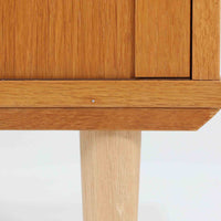 デンマーク製のボードです。温かみのあるオーク材を使用し、滑らかに開閉する蛇腹扉が特徴的な一台。内部は可動棚付きで収納力があり、食器や書類、日用品などをすっきりと収められます。丸みを帯びた脚部が軽やかな印象を与え、幅116cmの程よいサイズ感はリビングやダイニング、書斎にも取り入れやすい設計です。経年により深みを増した木目と丁寧なつくりから、北欧ビンテージならではの質実剛健な魅力が感じられる逸品です。