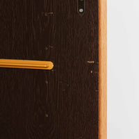 デンマーク製のボードです。温かみのあるオーク材を使用し、滑らかに開閉する蛇腹扉が特徴的な一台。内部は可動棚付きで収納力があり、食器や書類、日用品などをすっきりと収められます。丸みを帯びた脚部が軽やかな印象を与え、幅116cmの程よいサイズ感はリビングやダイニング、書斎にも取り入れやすい設計です。経年により深みを増した木目と丁寧なつくりから、北欧ビンテージならではの質実剛健な魅力が感じられる逸品です。