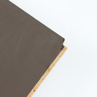 デンマーク製のボードです。温かみのあるオーク材を使用し、滑らかに開閉する蛇腹扉が特徴的な一台。内部は可動棚付きで収納力があり、食器や書類、日用品などをすっきりと収められます。丸みを帯びた脚部が軽やかな印象を与え、幅116cmの程よいサイズ感はリビングやダイニング、書斎にも取り入れやすい設計です。経年により深みを増した木目と丁寧なつくりから、北欧ビンテージならではの質実剛健な魅力が感じられる逸品です。