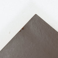 デンマーク製のボードです。温かみのあるオーク材を使用し、滑らかに開閉する蛇腹扉が特徴的な一台。内部は可動棚付きで収納力があり、食器や書類、日用品などをすっきりと収められます。丸みを帯びた脚部が軽やかな印象を与え、幅116cmの程よいサイズ感はリビングやダイニング、書斎にも取り入れやすい設計です。経年により深みを増した木目と丁寧なつくりから、北欧ビンテージならではの質実剛健な魅力が感じられる逸品です。