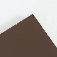 デンマーク製のボードです。温かみのあるオーク材を使用し、滑らかに開閉する蛇腹扉が特徴的な一台。内部は可動棚付きで収納力があり、食器や書類、日用品などをすっきりと収められます。丸みを帯びた脚部が軽やかな印象を与え、幅116cmの程よいサイズ感はリビングやダイニング、書斎にも取り入れやすい設計です。経年により深みを増した木目と丁寧なつくりから、北欧ビンテージならではの質実剛健な魅力が感じられる逸品です。