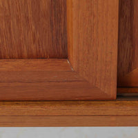 デンマーク製のこちらのローボードは、温かみあるチーク材を用いた端正な佇まいが魅力で、枠組みに厚みをもたせたスライド扉や細身のテーパー脚など、北欧ビンテージらしい上質な意匠が随所に感じられる一台です。内部は左右で棚構成が異なり、日用品から書類、メディア類まで整理しやすく、テレビボードやサイドキャビネットとしても活躍します。経年により深みを増した木肌の美しさと、シンプルながら丁寧に仕上げられた職人技が空間に落ち着きと温もりを添えるビンテージ家具です。