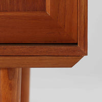 デンマーク製のこちらのローボードは、温かみあるチーク材を用いた端正な佇まいが魅力で、枠組みに厚みをもたせたスライド扉や細身のテーパー脚など、北欧ビンテージらしい上質な意匠が随所に感じられる一台です。内部は左右で棚構成が異なり、日用品から書類、メディア類まで整理しやすく、テレビボードやサイドキャビネットとしても活躍します。経年により深みを増した木肌の美しさと、シンプルながら丁寧に仕上げられた職人技が空間に落ち着きと温もりを添えるビンテージ家具です。