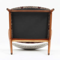 北欧より買い付けました。ハーフアームが特徴的なKai KristiansenデザインのNo42チェアは、デスクやダイニングテーブルに綺麗に収納する事が出来ます。現在復刻品が出ておりますが、チーク材フレームは復刻されておらず、希少な商品です。座面と背もたれは、内部のウレタンを厚みのある物に交換後、新しい生地で張替えておりますので快適な座り心地です。