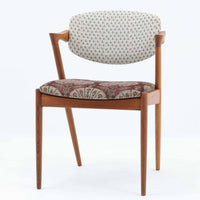 北欧より買い付けました。ハーフアームが特徴的なKai KristiansenデザインのNo42チェアは、デスクやダイニングテーブルに綺麗に収納する事が出来ます。現在復刻品が出ておりますが、チーク材フレームは復刻されておらず、希少な商品です。座面と背もたれは、内部のウレタンを厚みのある物に交換後、新しい生地で張替えておりますので快適な座り心地です。