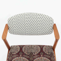 北欧より買い付けました。ハーフアームが特徴的なKai KristiansenデザインのNo42チェアは、デスクやダイニングテーブルに綺麗に収納する事が出来ます。現在復刻品が出ておりますが、チーク材フレームは復刻されておらず、希少な商品です。座面と背もたれは、内部のウレタンを厚みのある物に交換後、新しい生地で張替えておりますので快適な座り心地です。