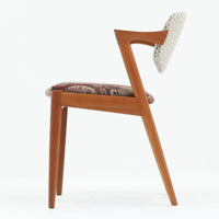 北欧より買い付けました。ハーフアームが特徴的なKai KristiansenデザインのNo42チェアは、デスクやダイニングテーブルに綺麗に収納する事が出来ます。現在復刻品が出ておりますが、チーク材フレームは復刻されておらず、希少な商品です。座面と背もたれは、内部のウレタンを厚みのある物に交換後、新しい生地で張替えておりますので快適な座り心地です。