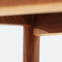 北欧より買い付けました。ハーフアームが特徴的なKai KristiansenデザインのNo42チェアは、デスクやダイニングテーブルに綺麗に収納する事が出来ます。現在復刻品が出ておりますが、チーク材フレームは復刻されておらず、希少な商品です。座面と背もたれは、内部のウレタンを厚みのある物に交換後、新しい生地で張替えておりますので快適な座り心地です。